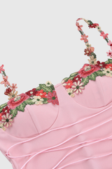 Raegan – Figurbetontes Maxikleid mit Blumenstickerei in Rosa