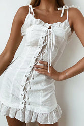 Spitzen-Etuikleid mit Kordelzug und Kreuzausschnitt – 2 Farben