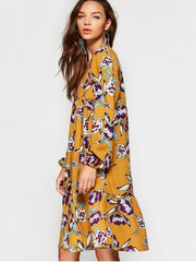 Schickes Kleid mit tiefem Ausschnitt und Empire-Taille und Blumendruck