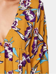 Schickes Kleid mit tiefem Ausschnitt und Empire-Taille und Blumendruck