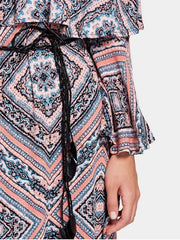 Atemberaubendes Kleid mit Volant, ausgestellten Ärmeln und Gürtel im Tribal-Print