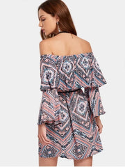 Atemberaubendes Kleid mit Volant, ausgestellten Ärmeln und Gürtel im Tribal-Print