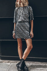 Forever Chic Minikleid mit offenem Rücken und kurzen Ärmeln