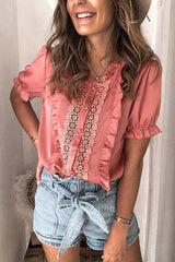 Patio Date Spitzen-Kurzarmtop mit Rüschen – 3 Farben