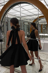 Romance That Wows – Schwarzes rückenfreies Minikleid