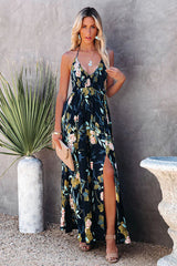 Stun And Only – Rückenfreies Maxikleid mit hohem Schlitz und Print