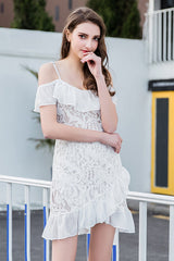 Mini-Wickelkleid mit Spitzenrüschen am Saum – 3 Farben