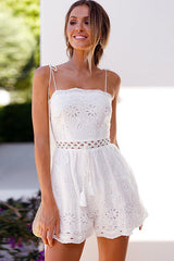 Spaghetti-Strampler mit Spitzenquaste