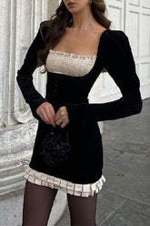 Figurbetontes Kleid mit kontrastierendem Patchwork und Plissee