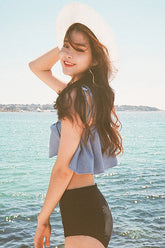 Jeansblauer Bikini mit Rüschensaum