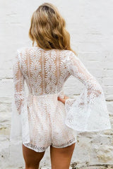 Strampler mit V-Ausschnitt und Spitzenstickerei