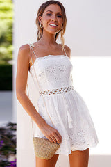 Spaghetti-Strampler mit Spitzenquaste