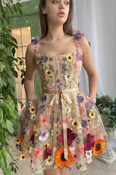 Unique Beauty – Minikleid mit 3D-Blumenstickerei und Bindeträgern