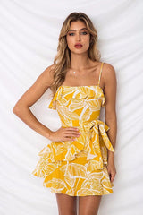 Minikleid mit Rüschen und Blätter-Print