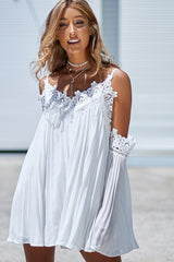 Plissiertes Kleid mit Spitzenstickerei und kalten Schultern – 2 Farben