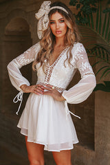 Ausgestelltes Minikleid mit Spitzen-Blumenstickerei