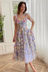 Proof of Perfection – Minikleid mit 3D-Blumenstickerei und Bindeträgern