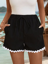 ELARA SHORTS MIT KONTRASTBESATZ
