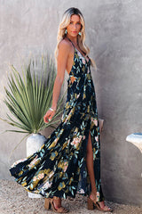 Stun And Only – Rückenfreies Maxikleid mit hohem Schlitz und Print