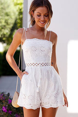 Spaghetti-Strampler mit Spitzenquaste