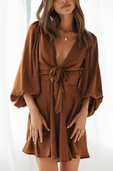 Live Your Best Life – Braunes Minikleid mit V-Ausschnitt