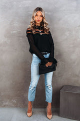 Cozy Fantasy – Schwarzes, gepunktetes Langarmtop mit Spitze