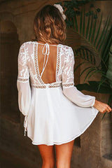 Ausgestelltes Minikleid mit Spitzen-Blumenstickerei