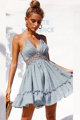 Rückenfreies Minikleid aus Spitze mit Blütenblatt-Print