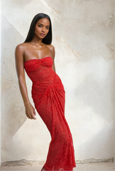 Maxikleid mit Spitzenausschnitt und Rüschen