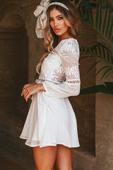 Ausgestelltes Minikleid mit Spitzen-Blumenstickerei