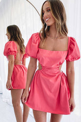 Next To Town – Rückenfreies, kurzärmliges Minikleid