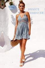 Rückenfreies Minikleid aus Spitze mit Blütenblatt-Print