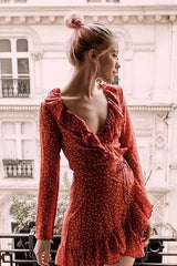 Kleid mit gepunkteten Rüschen