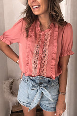 Patio Date Spitzen-Kurzarmtop mit Rüschen – 3 Farben