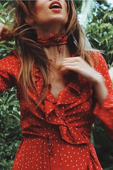 Kleid mit gepunkteten Rüschen