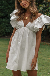 Send You Love – Weißes Babydoll-Minikleid mit Rüschen