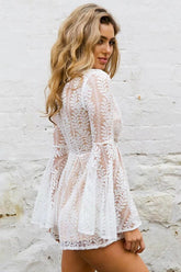 Strampler mit V-Ausschnitt und Spitzenstickerei