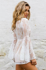 Strampler mit V-Ausschnitt und Spitzenstickerei