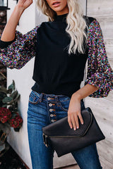 Urlaubsfertiges Stricktop mit bunten Pailletten