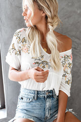 „After Your Heart“ kurzärmliges Oberteil mit Blumenstickerei