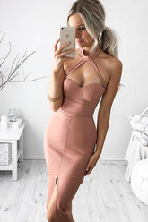 Rückenfreies Kleid mit Kreuzschlitz