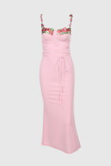 Raegan – Figurbetontes Maxikleid mit Blumenstickerei in Rosa