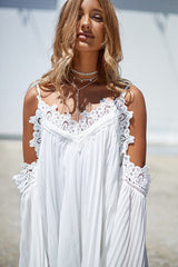 Plissiertes Kleid mit Spitzenstickerei und kalten Schultern – 2 Farben