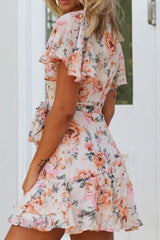 Modisches Kleid mit kurzen, eleganten Ärmeln und Streifen