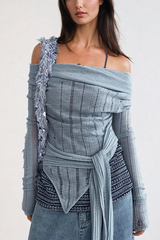 Ahe – Schulterfreies, asymmetrisches Oberteil mit Schnürung in Blau