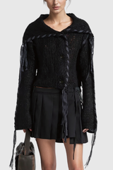 Aideen – Kurzes Stricktop mit Fransen und Cut-Outs