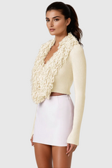 Aimee – Tief ausgeschnittenes Strickoberteil mit Fransen in Aprikose