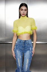 Aina – Kurzes Oberteil mit Federdeko