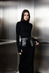 Akemi – Geschlitztes Maxi-Strickkleid mit Ruch-Schnalle und Schlitz in Schwarz