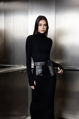 Akemi – Geschlitztes Maxi-Strickkleid mit Ruch-Schnalle und Schlitz in Schwarz